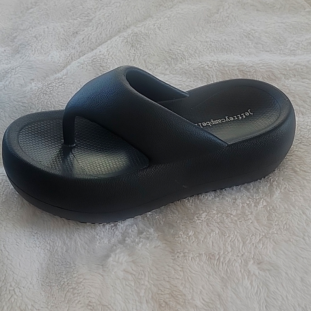 Chillaxin black size 7